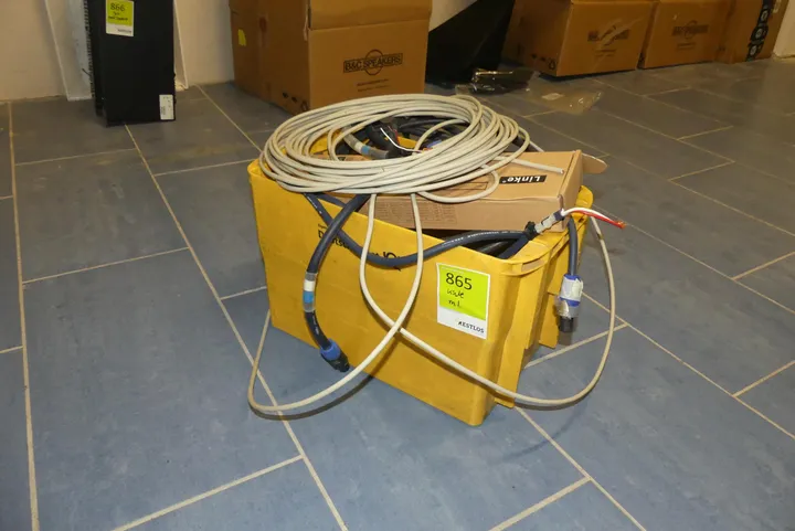 Konvolut Kabel, diverse Umfang: nur der Inhalt, ohne Postkiste